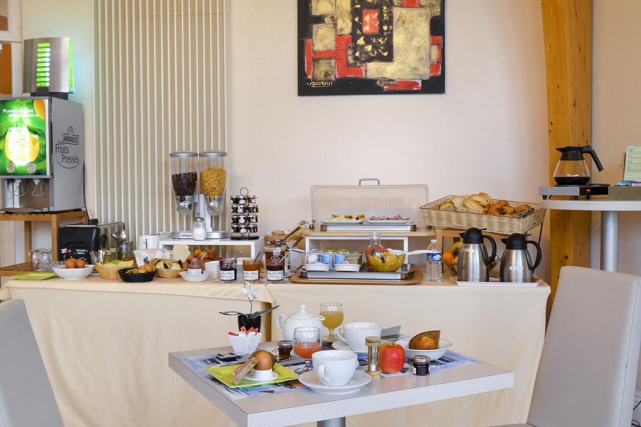 Logis Hotel Val De Vienne Le Vigeant Bagian luar foto