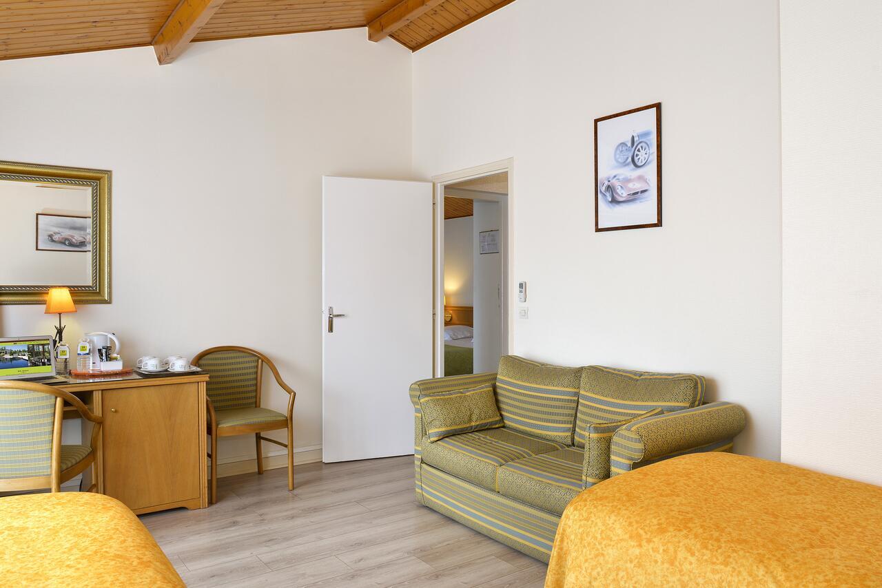 Logis Hotel Val De Vienne Le Vigeant Bagian luar foto