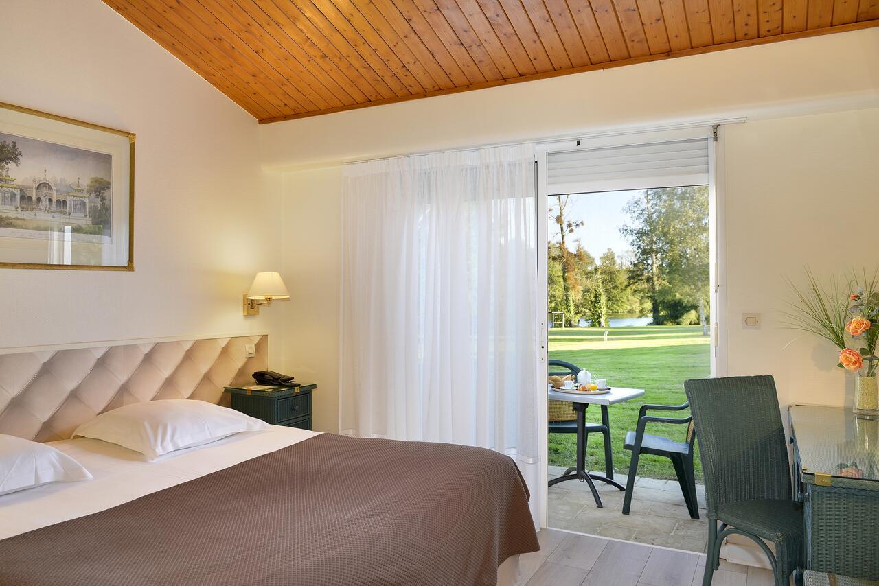 Logis Hotel Val De Vienne Le Vigeant Bagian luar foto