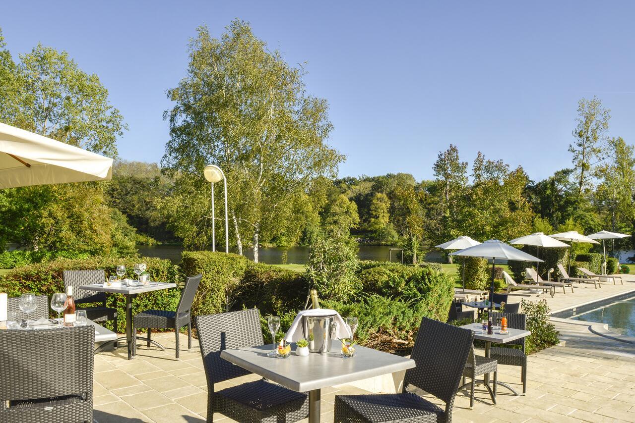 Logis Hotel Val De Vienne Le Vigeant Bagian luar foto
