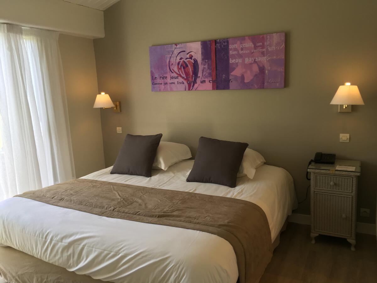 Logis Hotel Val De Vienne Le Vigeant Bagian luar foto