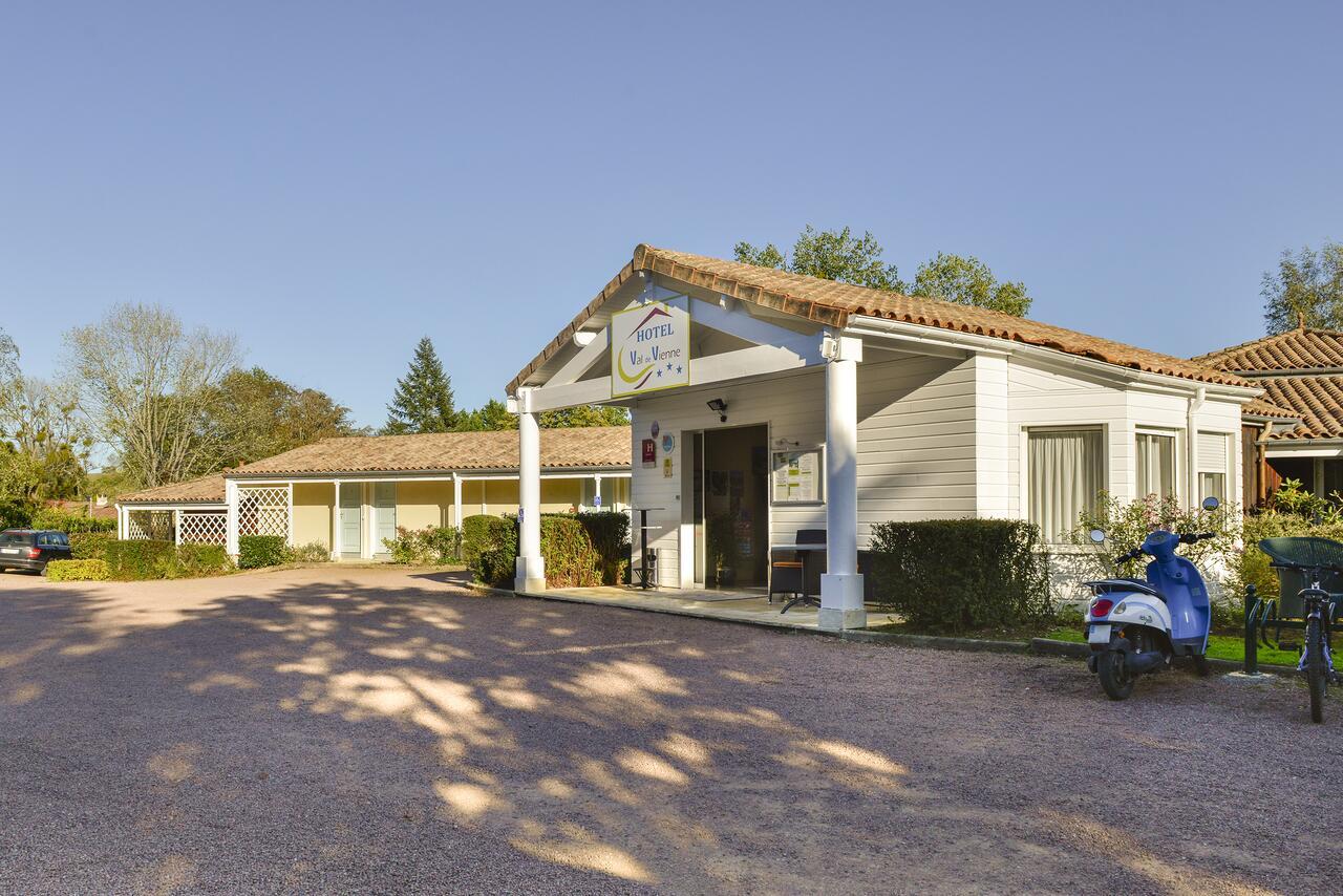 Logis Hotel Val De Vienne Le Vigeant Bagian luar foto
