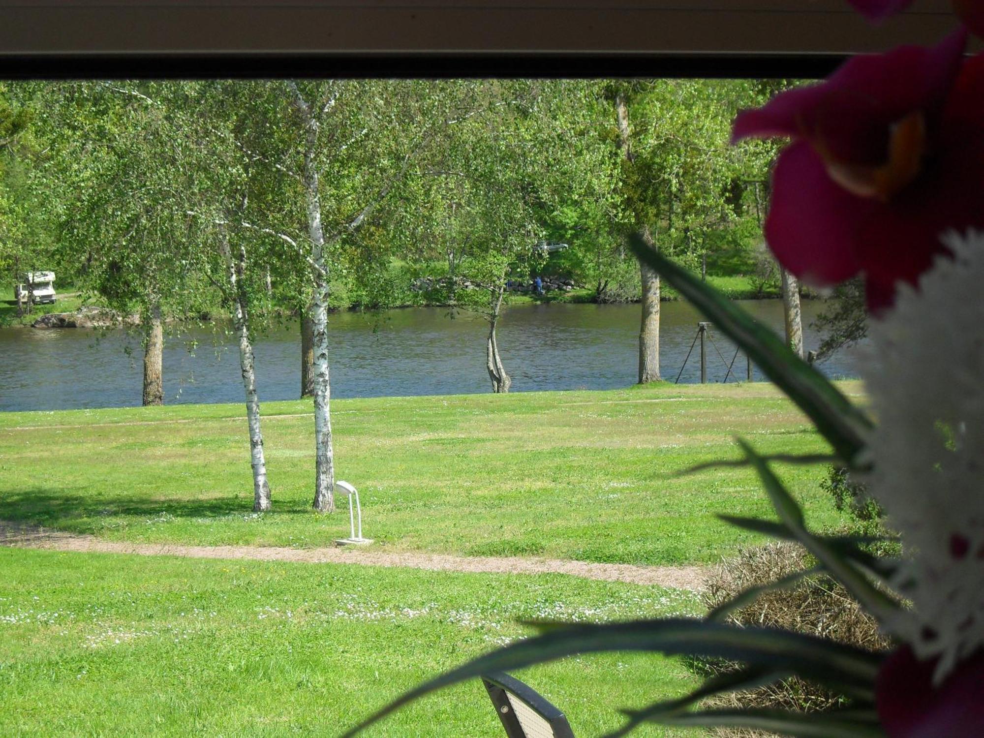 Logis Hotel Val De Vienne Le Vigeant Bagian luar foto