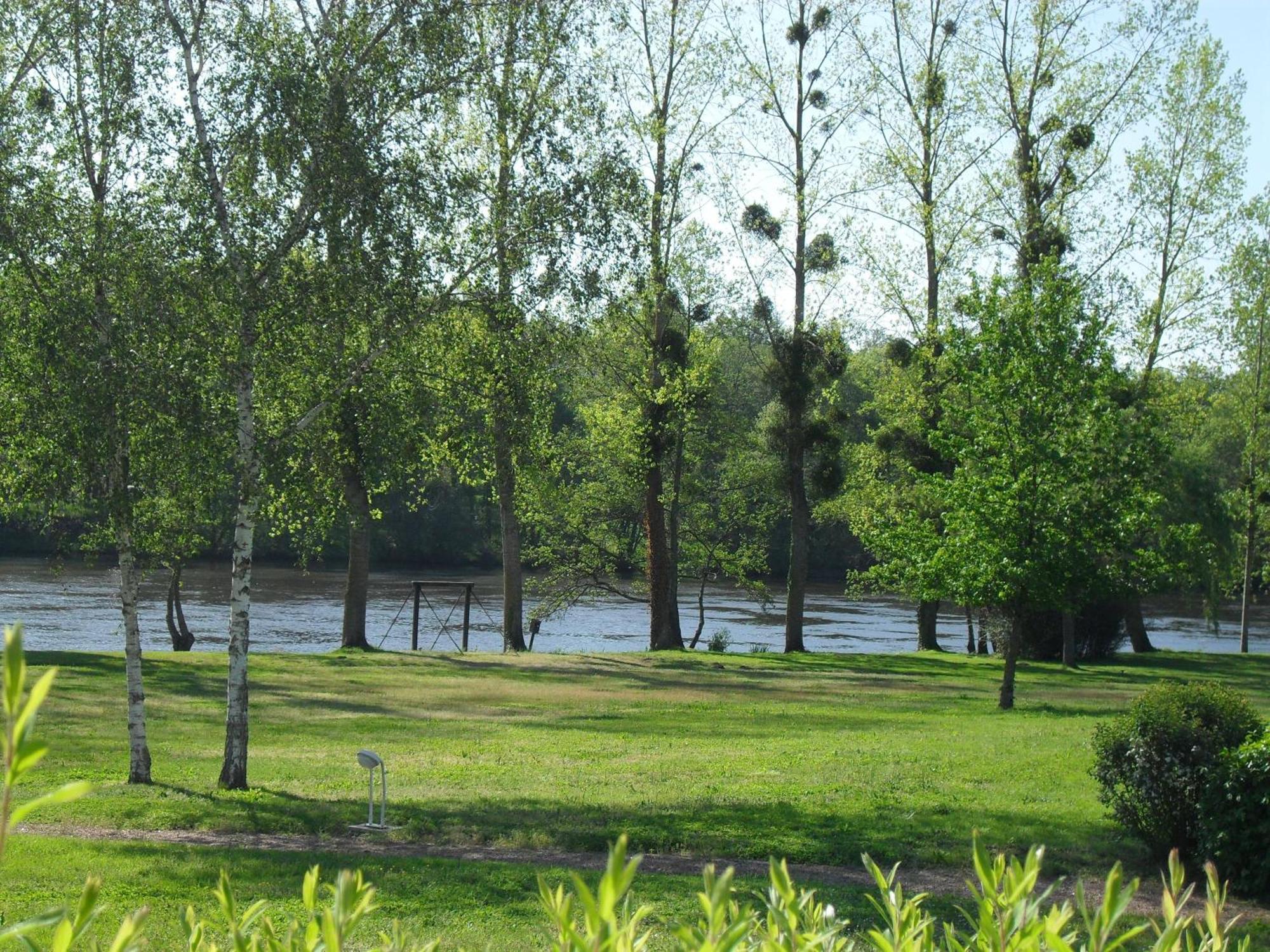 Logis Hotel Val De Vienne Le Vigeant Bagian luar foto