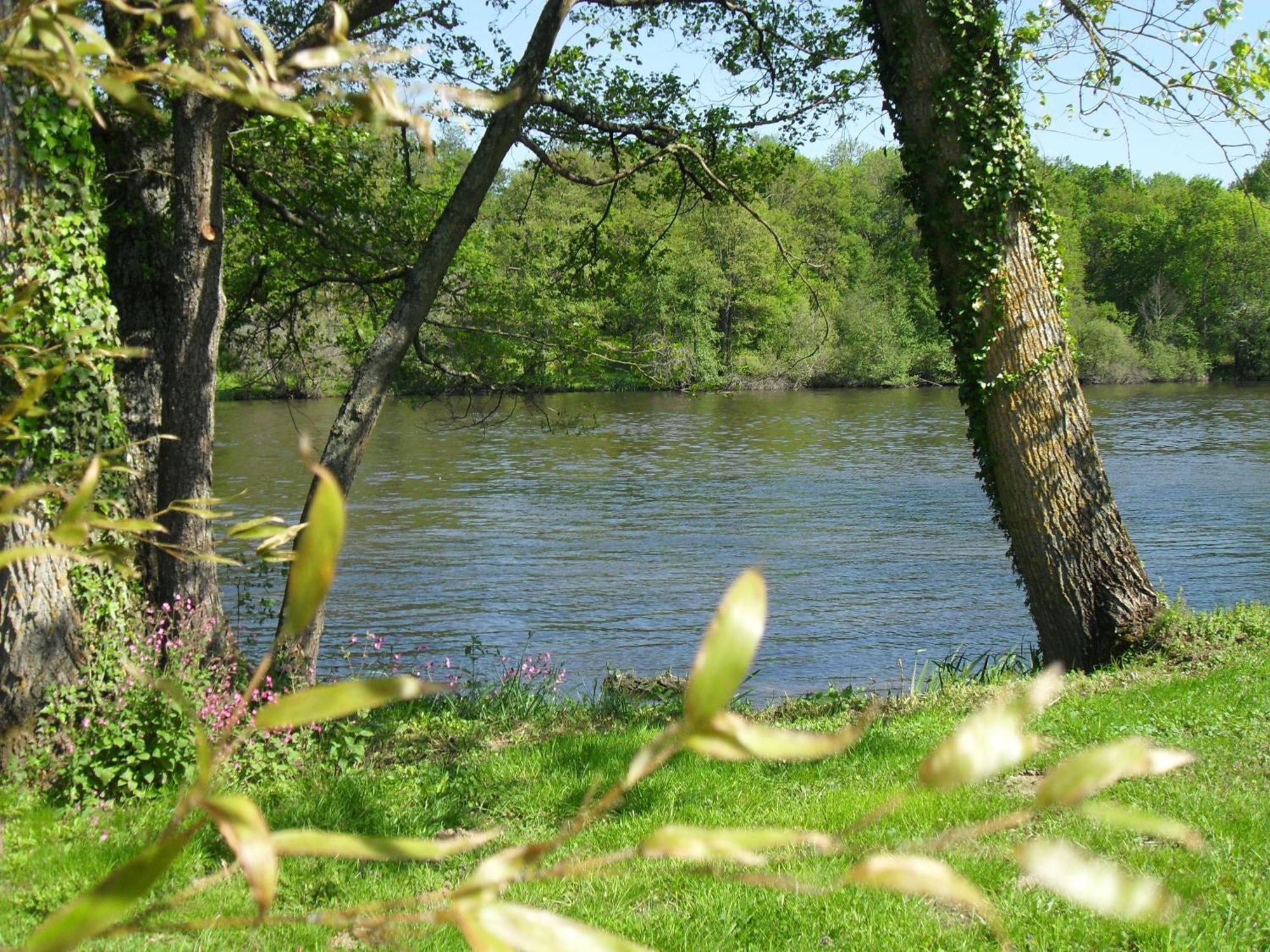 Logis Hotel Val De Vienne Le Vigeant Bagian luar foto
