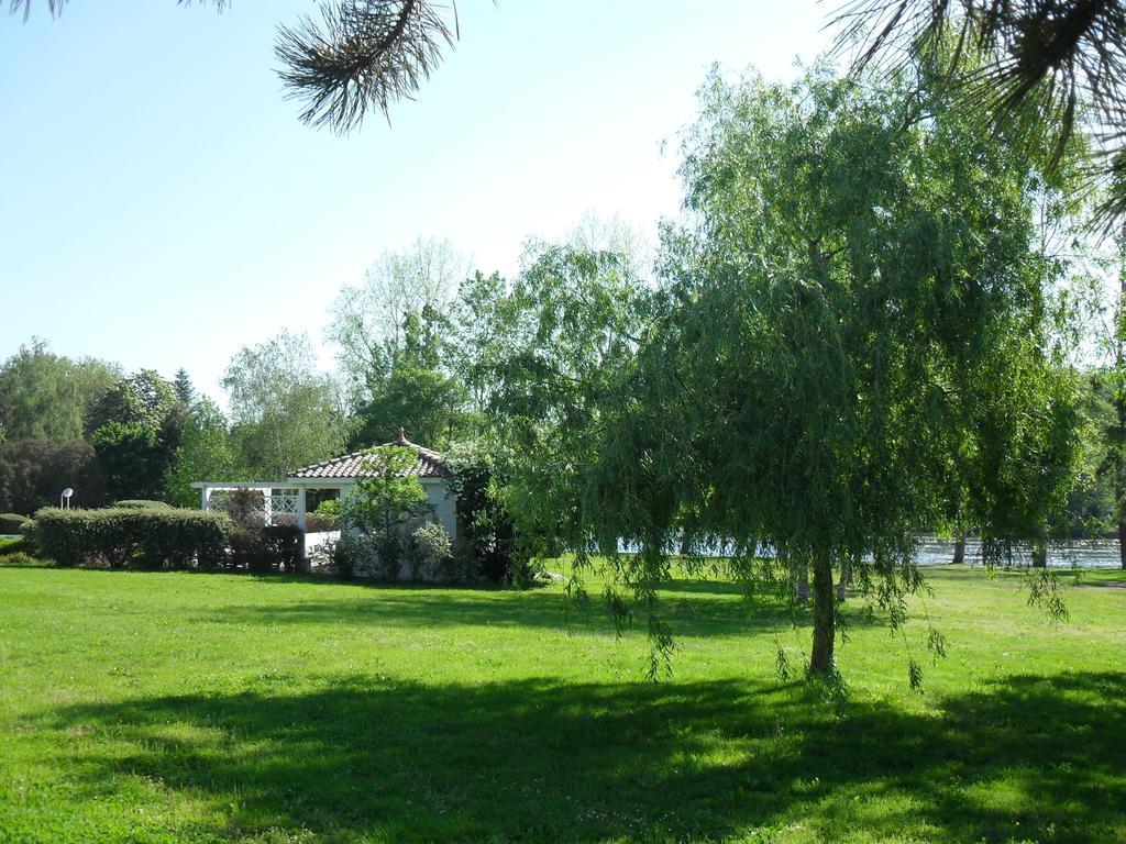 Logis Hotel Val De Vienne Le Vigeant Bagian luar foto