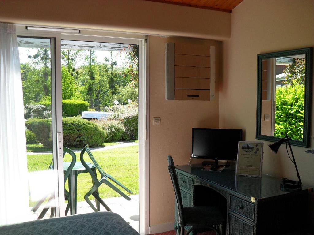 Logis Hotel Val De Vienne Le Vigeant Bagian luar foto