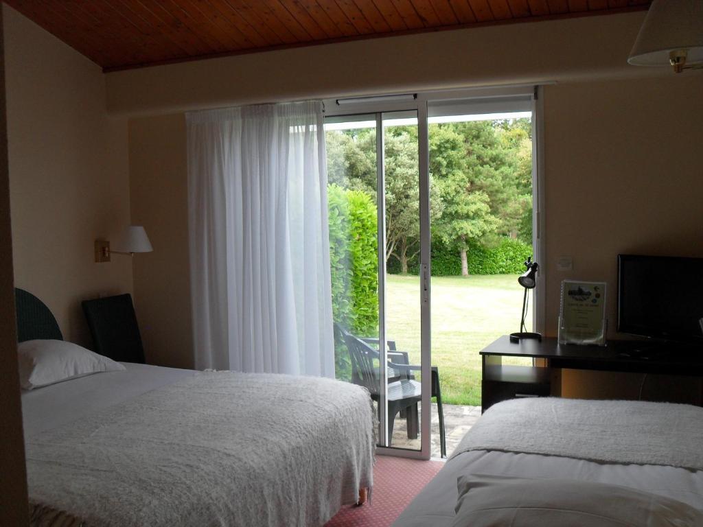 Logis Hotel Val De Vienne Le Vigeant Ruang foto