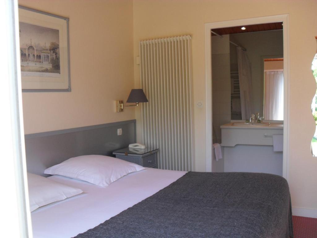 Logis Hotel Val De Vienne Le Vigeant Ruang foto