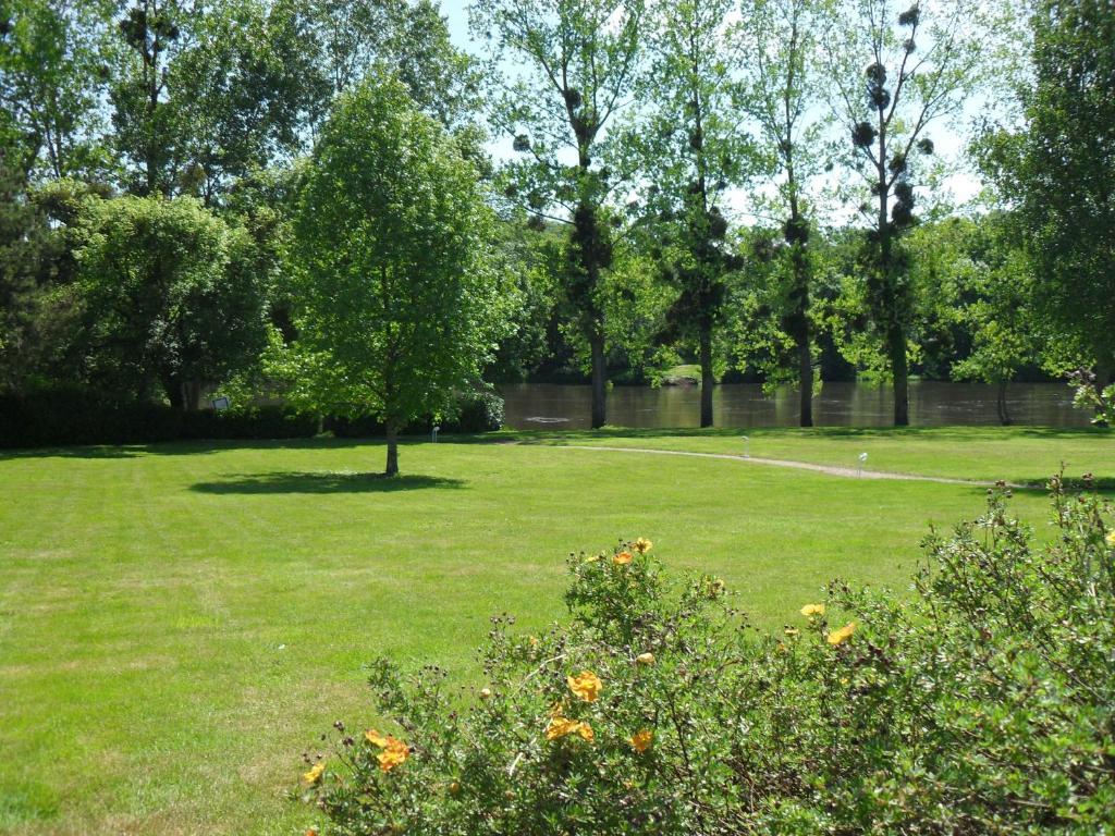 Logis Hotel Val De Vienne Le Vigeant Bagian luar foto