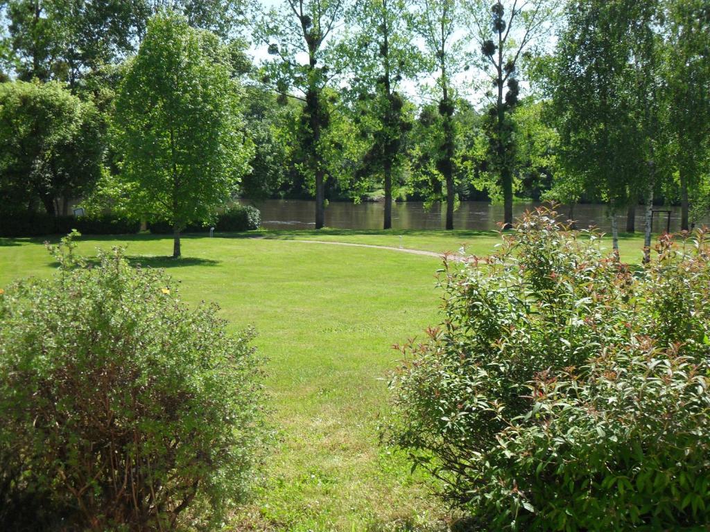 Logis Hotel Val De Vienne Le Vigeant Bagian luar foto