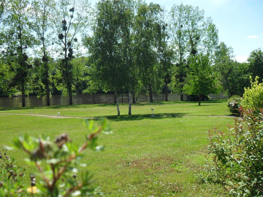 Logis Hotel Val De Vienne Le Vigeant Bagian luar foto