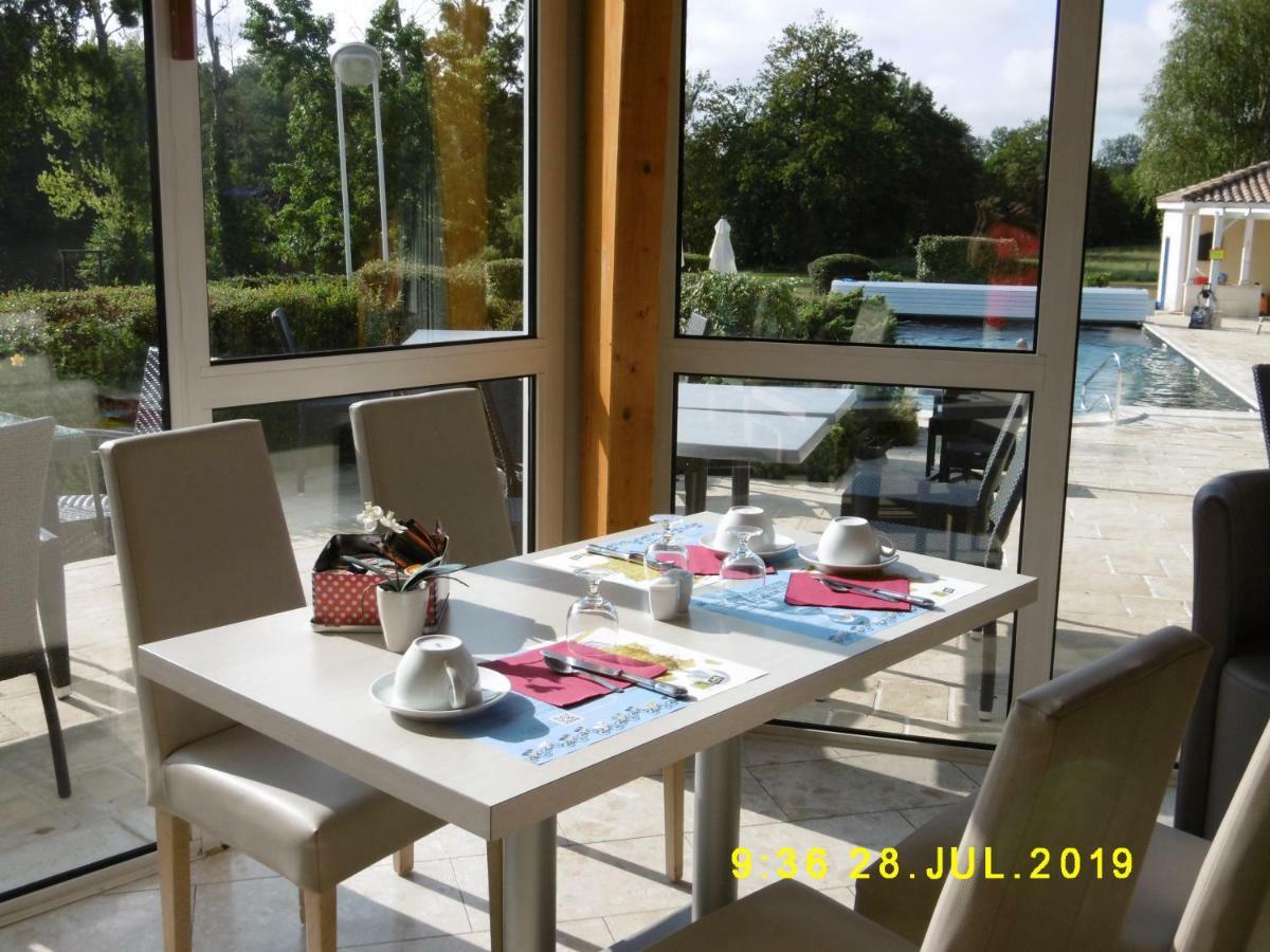 Logis Hotel Val De Vienne Le Vigeant Bagian luar foto