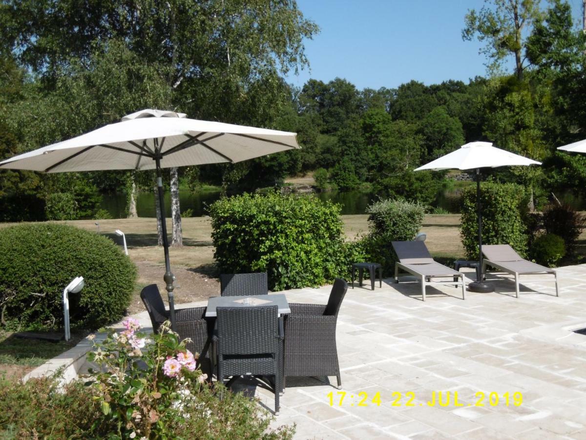 Logis Hotel Val De Vienne Le Vigeant Bagian luar foto