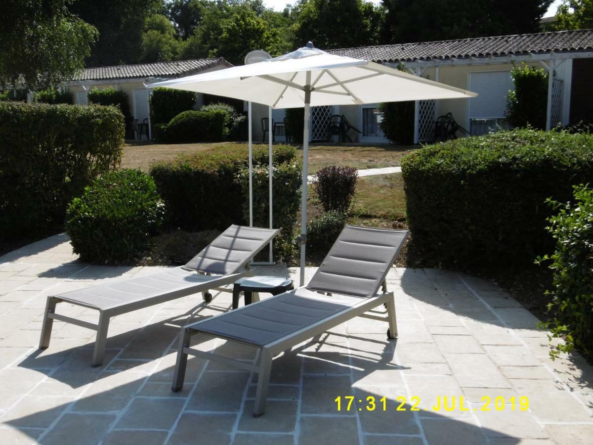 Logis Hotel Val De Vienne Le Vigeant Bagian luar foto