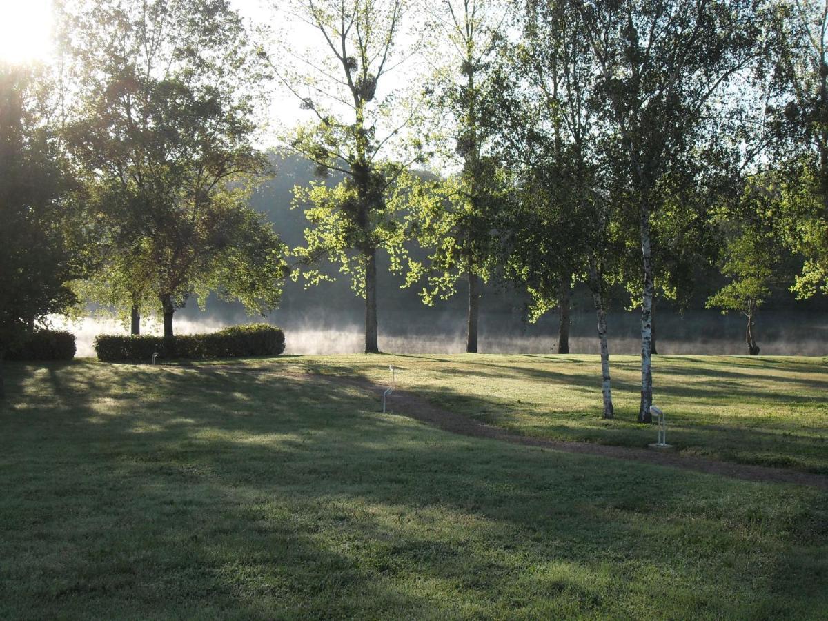 Logis Hotel Val De Vienne Le Vigeant Bagian luar foto