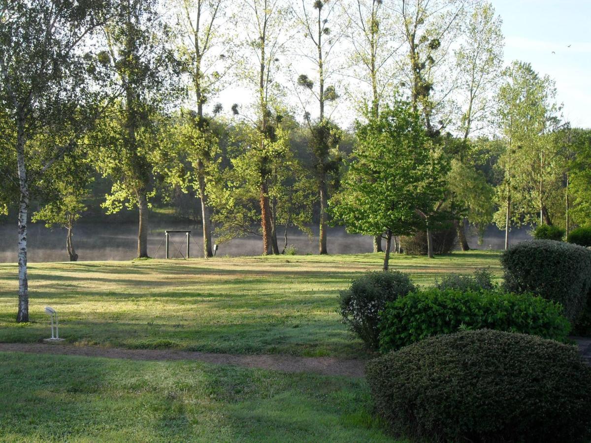 Logis Hotel Val De Vienne Le Vigeant Bagian luar foto