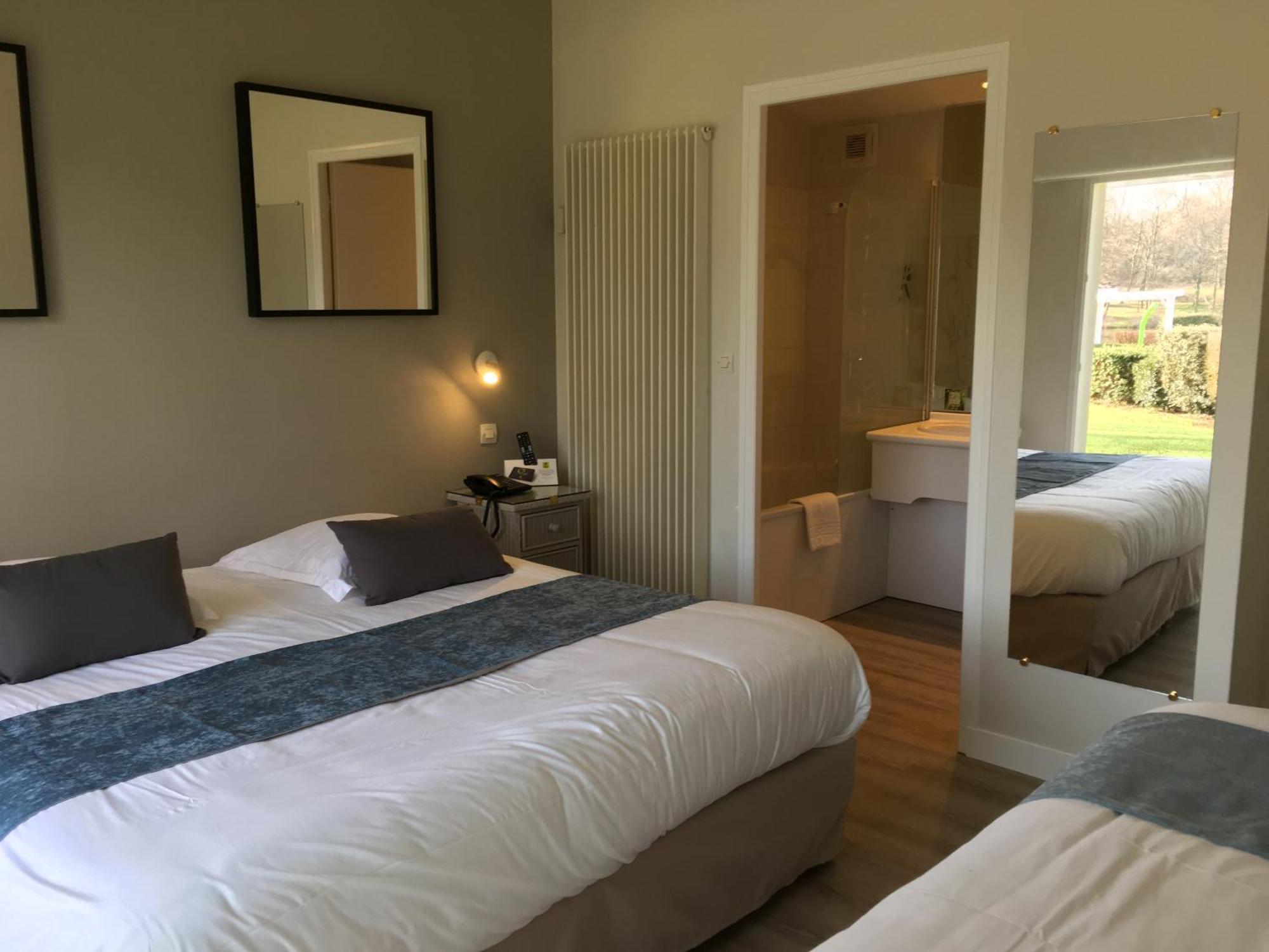 Logis Hotel Val De Vienne Le Vigeant Bagian luar foto